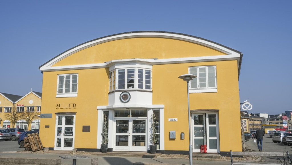 MIBmadmarked & bageri p&aring; S&oslash;ren Frichs Vej set udefra