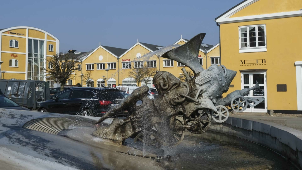 Skulptur foran indgangen til Frichsparken