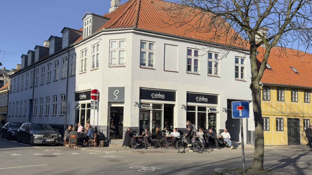 S'vinbar i Klostergade set udefra gaden af
