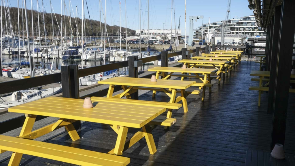 Den store terrasse ved Lula p&aring; den gamle lystb&aring;dehavn i Aarhus