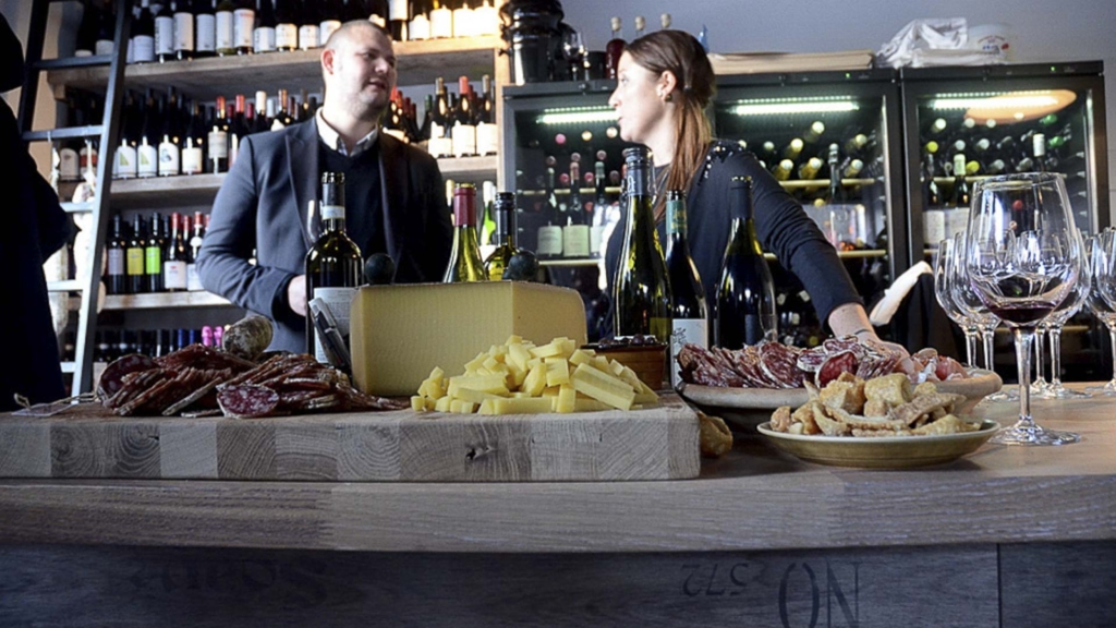 Her er det okay at n&oslash;rde vin hos S'vinbar i Klostergade