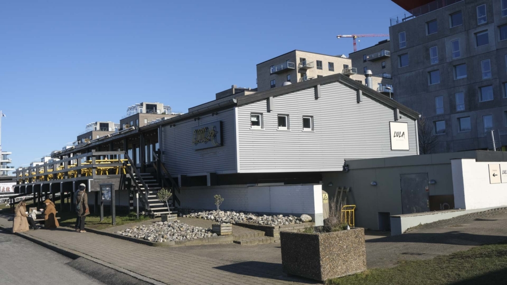 Lula ligger helt perfekt midt i det hele p&aring; Aarhus &Oslash;