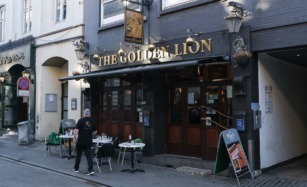 The Golden Lion Pub set udefra gaden