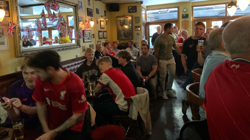 Der er p&aelig;nt mange folk til sport hos The Golden Lion Pub