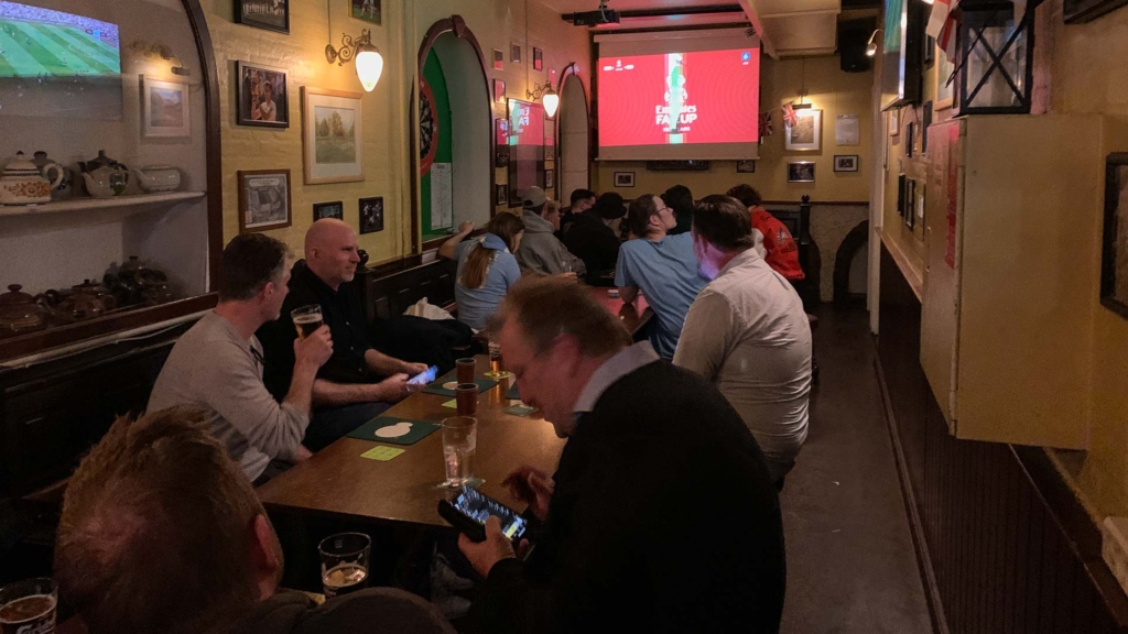 Man sidder ikke s&aelig;rlig godt p&aring; The Golden Lion Pub