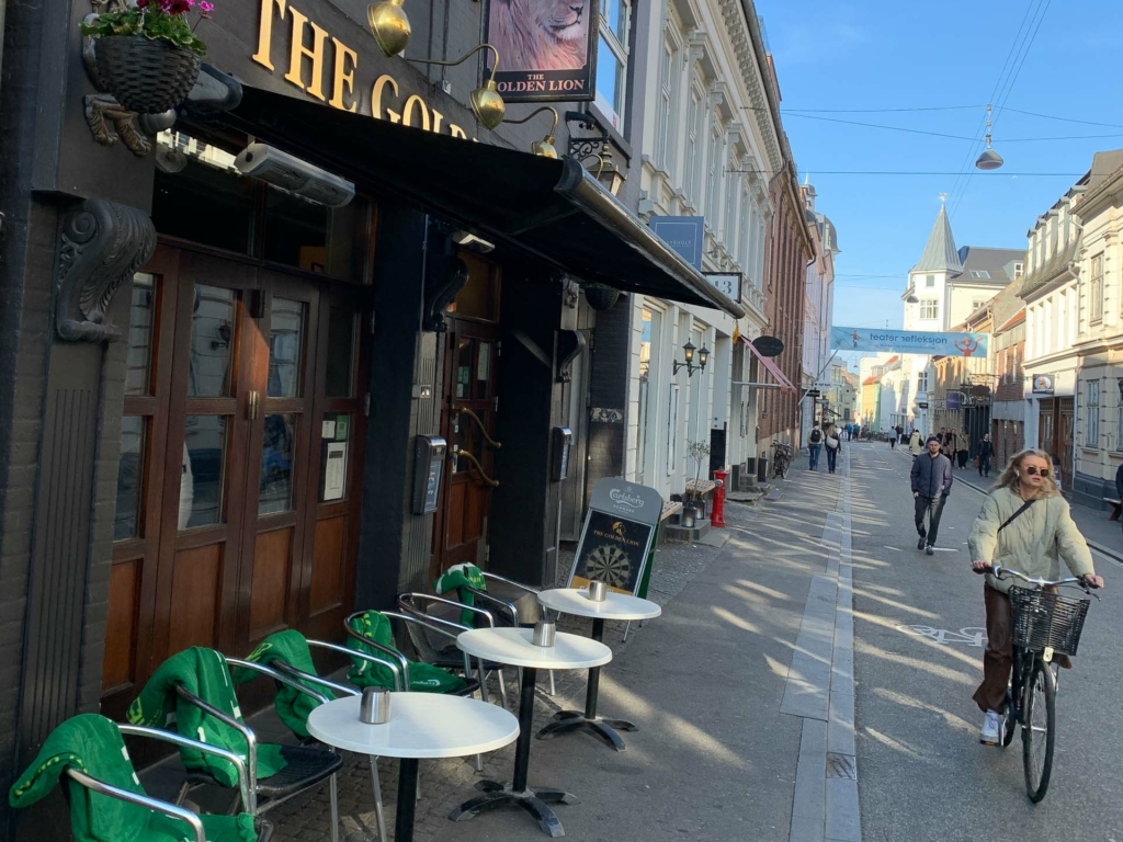 Frederiksgade ude foran The Golden Lion Pub