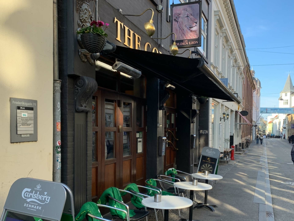 The Golden Lion Pub set udefra