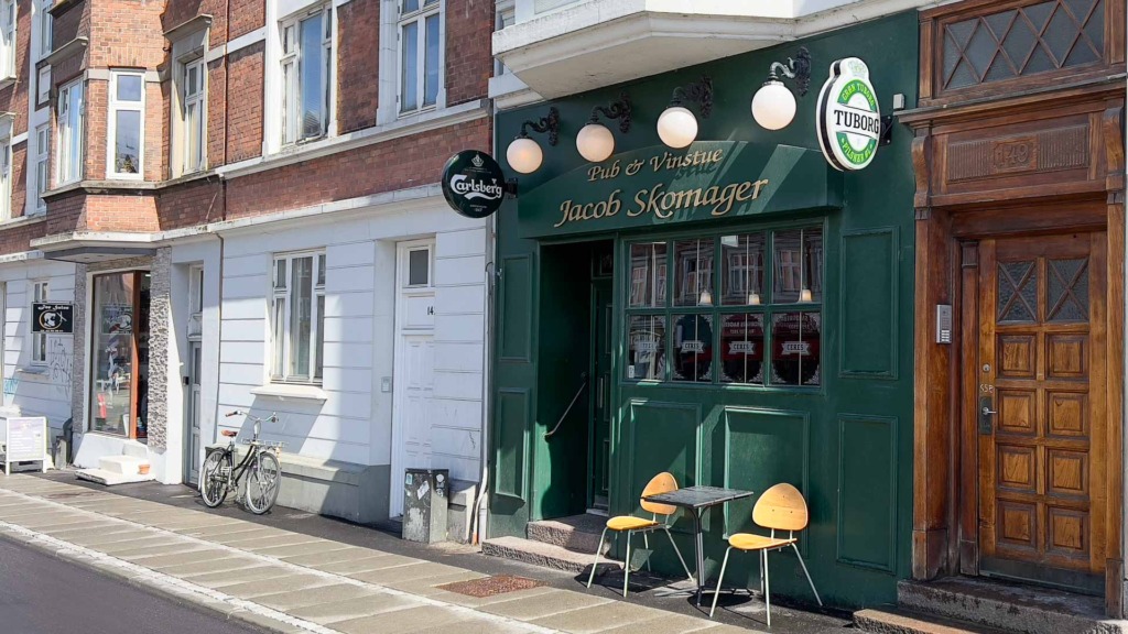 Jacob Skomager i Frederiks All&eacute; set udefra