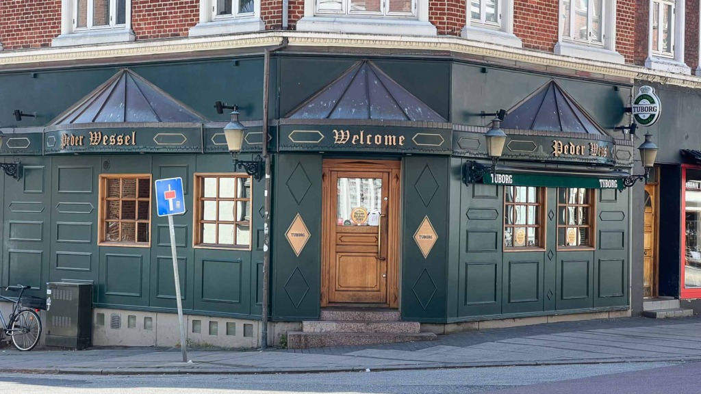 Peder Wessel på Tr&oslash;jborg - bygningen er markant gr&oslash;n og alt ligner sig selv her