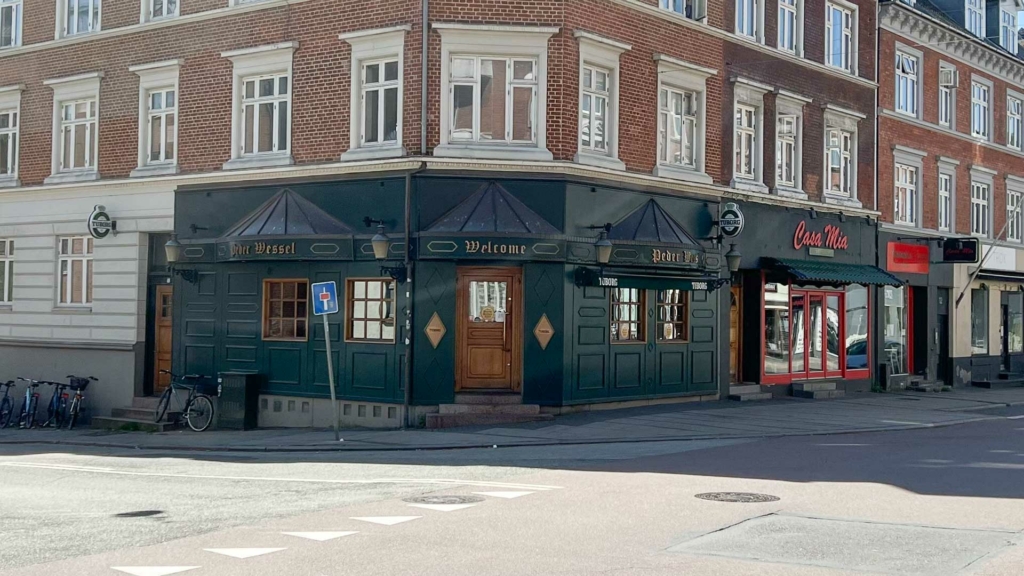 Peder Wessel på Tr&oslash;jborg set udefra