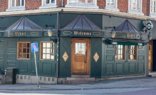 Peder Wessel på Trøjborg - bygningen er markant grøn og alt ligner sig selv her