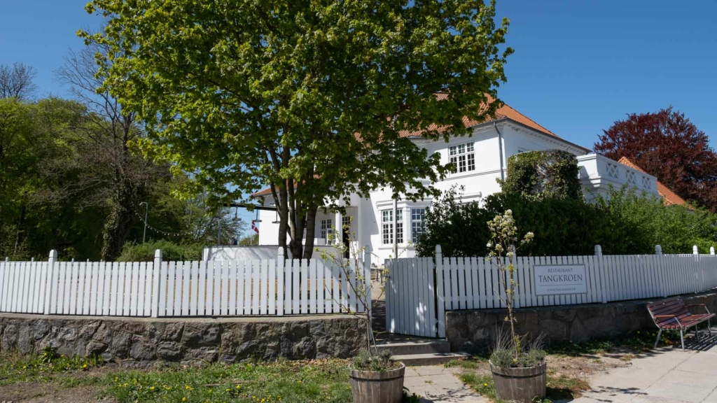 Indgangen til den store terrasse foran Restaurant Tangkroen