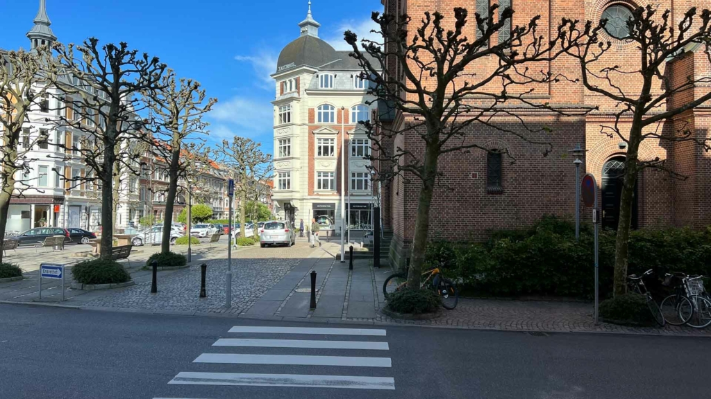 Udsigten fra S&oslash;ren Bruun mod kirken