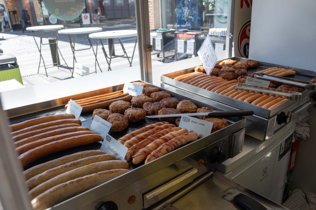 P&oslash;lser og frikadeller hos P&oslash;lseboden på Str&oslash;get