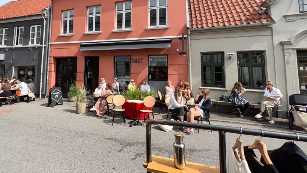 Street Coffee i Graven set udefra en sommerdag