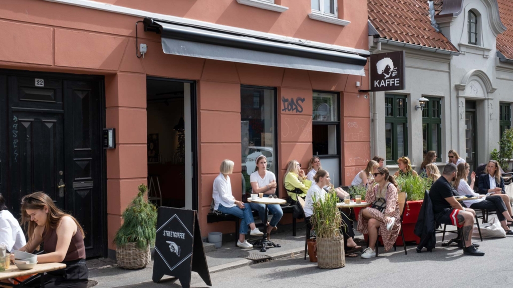 Udeservering foran Street Coffee i Graven
