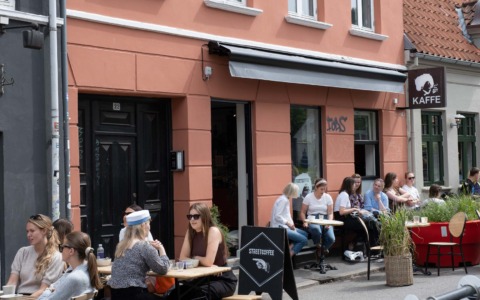 Street Coffee i Graven set udefra gaden af