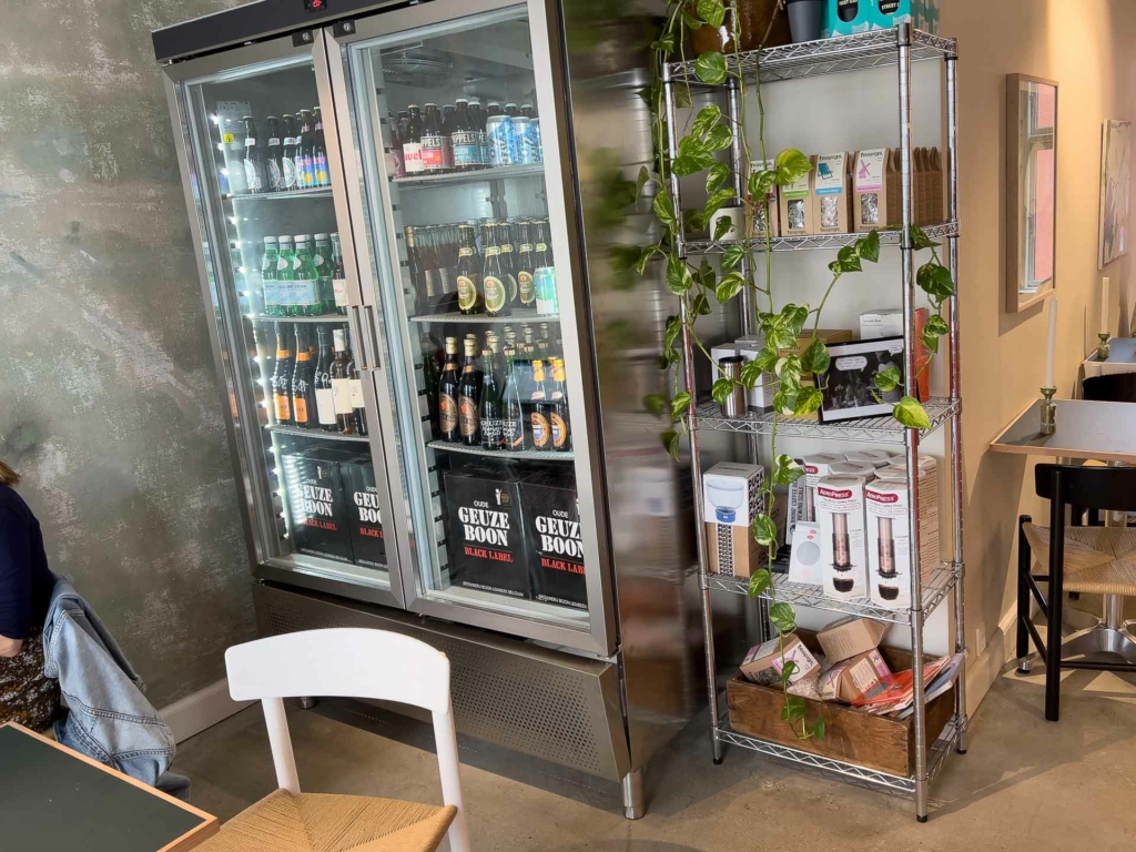 De er ogs&aring; &oslash;l og vin hos Street Coffee i Graven