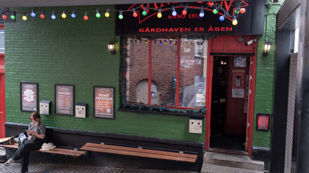 Indgangen til Vinstuen