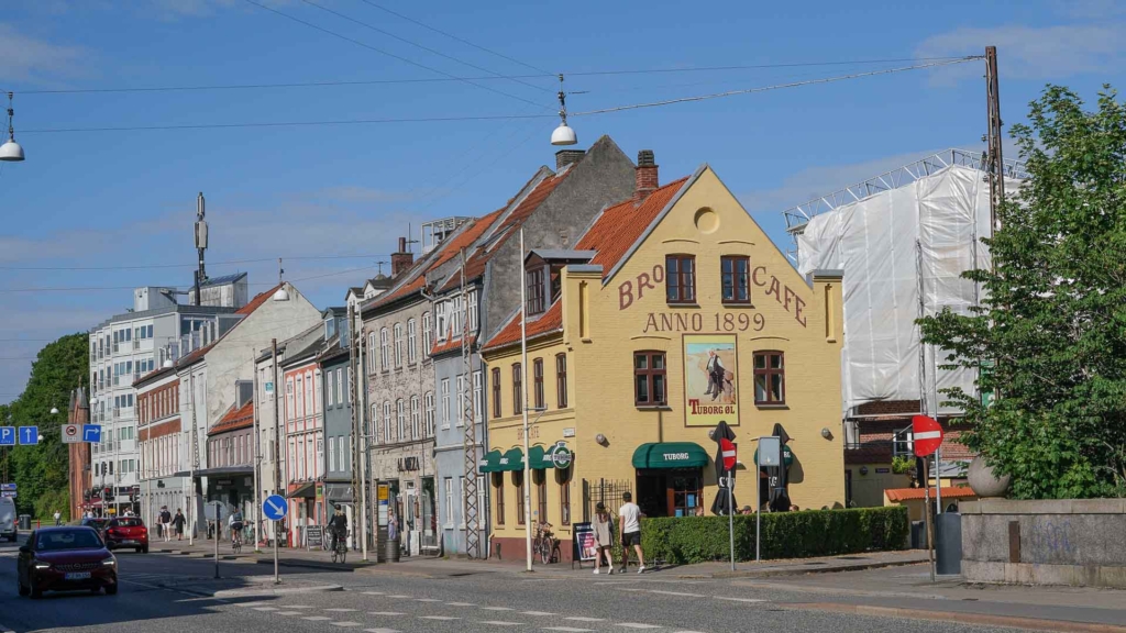Brocafeen i Aarhus set udefra