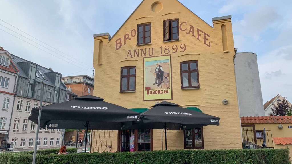 Man kan sidde udenfor hos Brocafeen