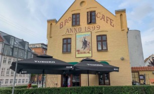 Man kan sidde udenfor hos Brocafeen
