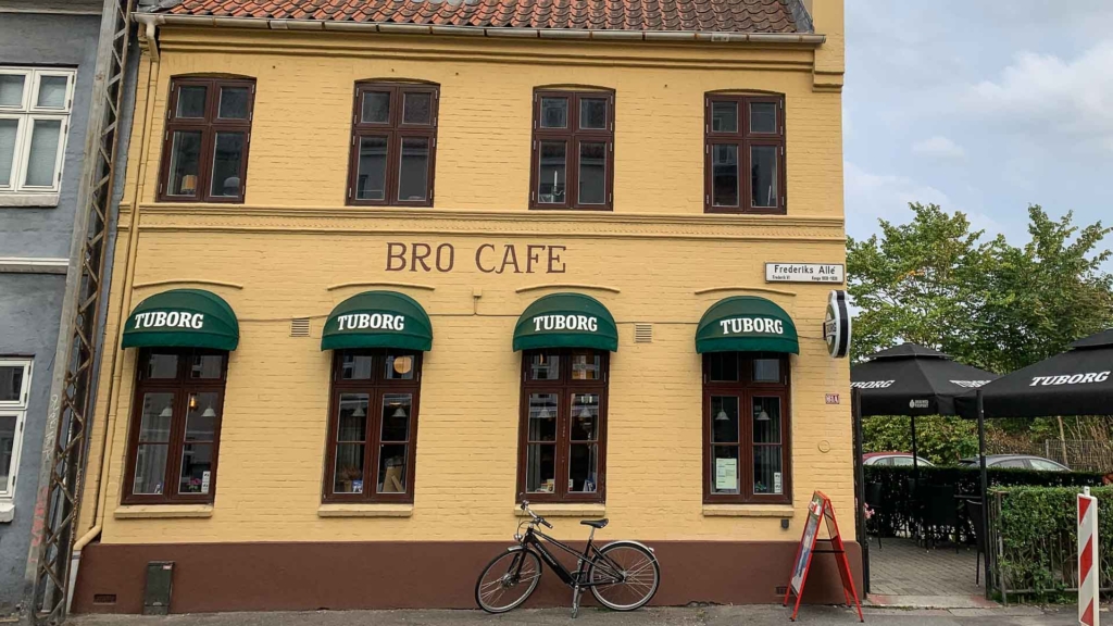 Brocafeen i Aarhus set udefra Frederiks All&eacute;