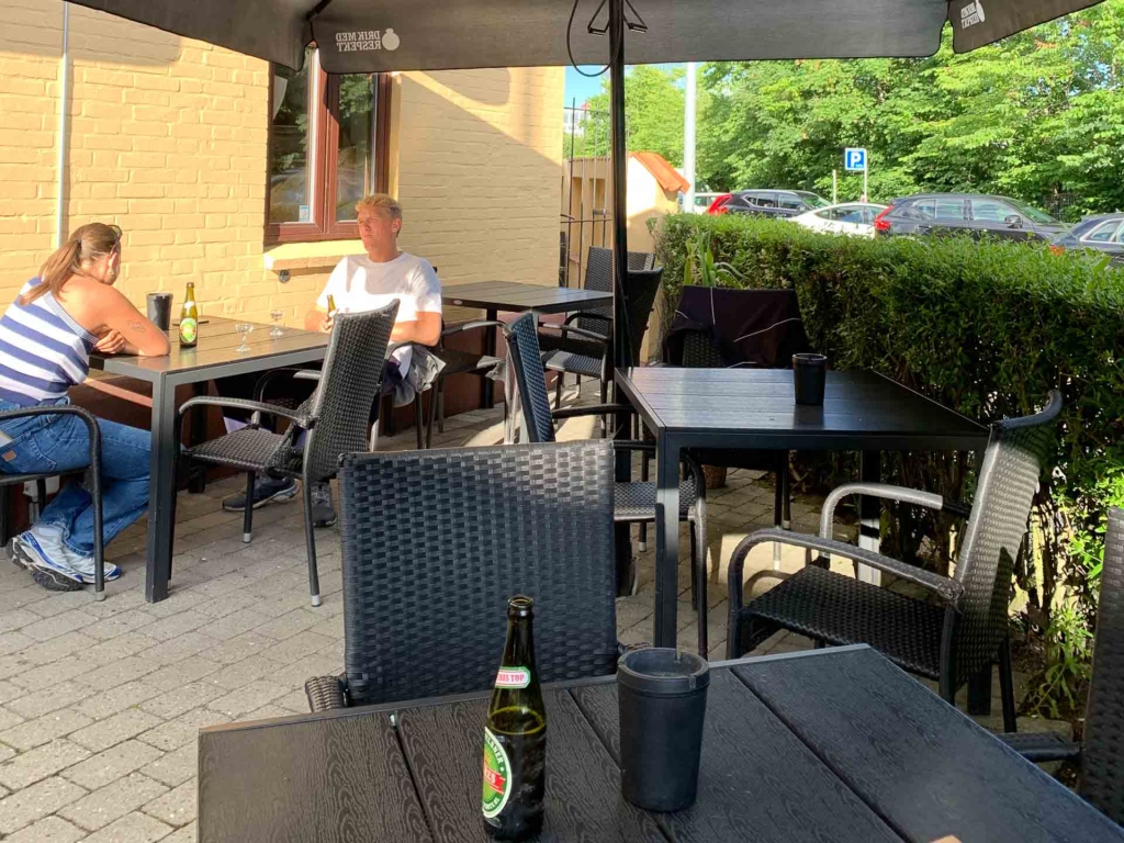 Der er store parasoller ved Brocafeen