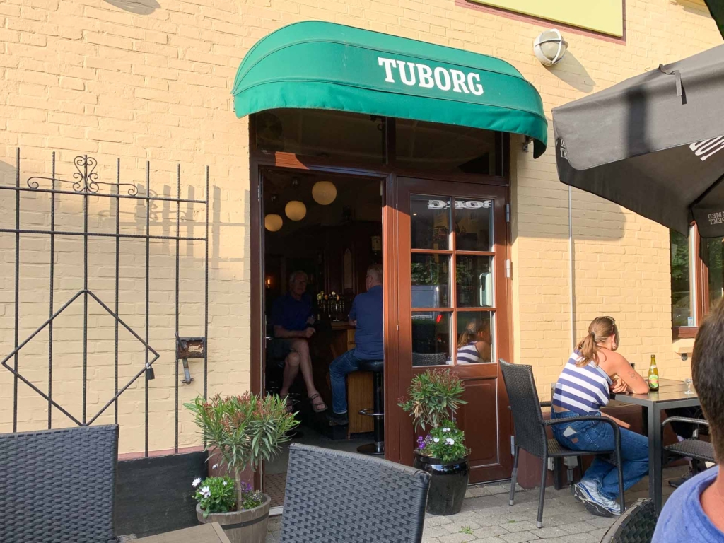 Sol i g&aring;rdhaven hos Brocafeen