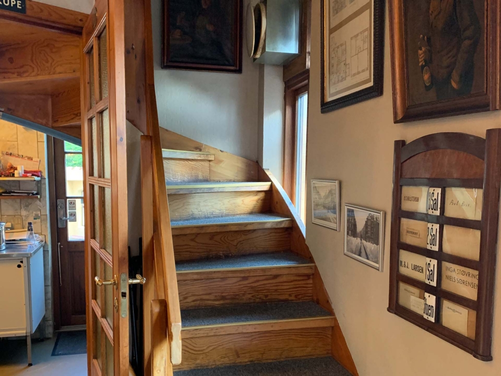 Trappen op til 1. sal p&aring; Brocafeen