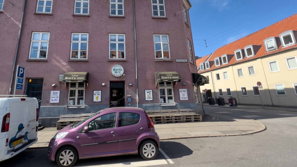 Kurts mor set udefra en sensommerdag