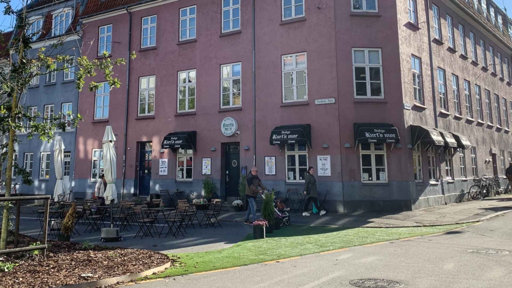 Kurts mor i Aarhus - et kendt og meget velbes&oslash;gt rygerv&aelig;rtshus