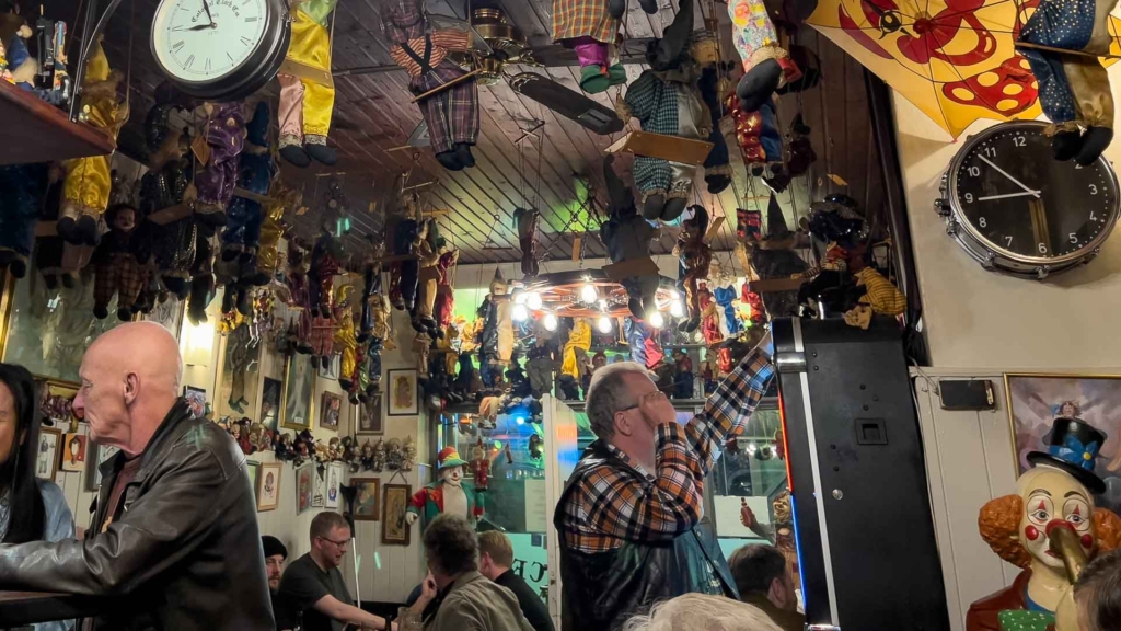 Cirkuskroen i Aarhus er et rygev&aelig;rtshus, dog ryger dukkerne ikke