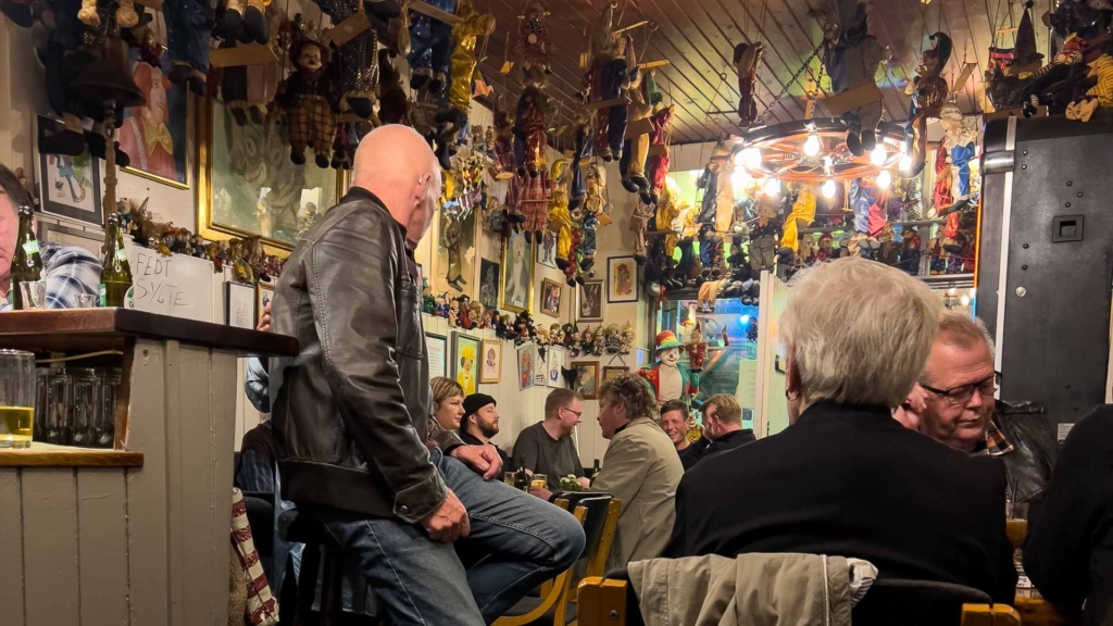 G&aelig;ster, dukker og fuld hus hos Cirkuskroen