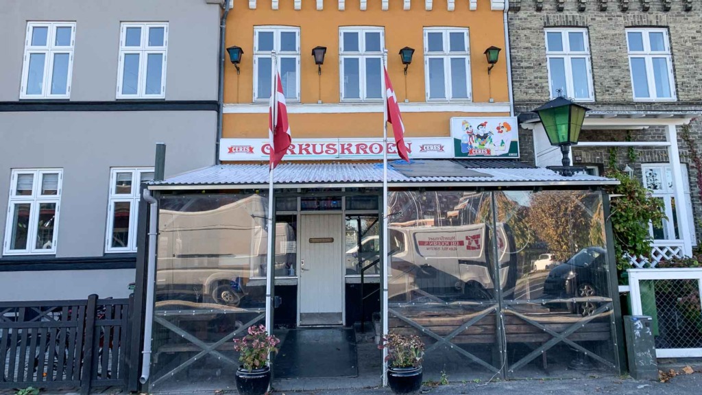 Cirkuskroen set udefra