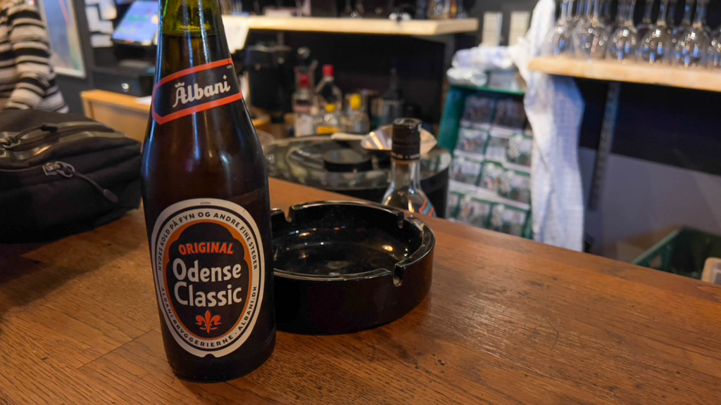 Her drikker vi en Albani Hos Anton