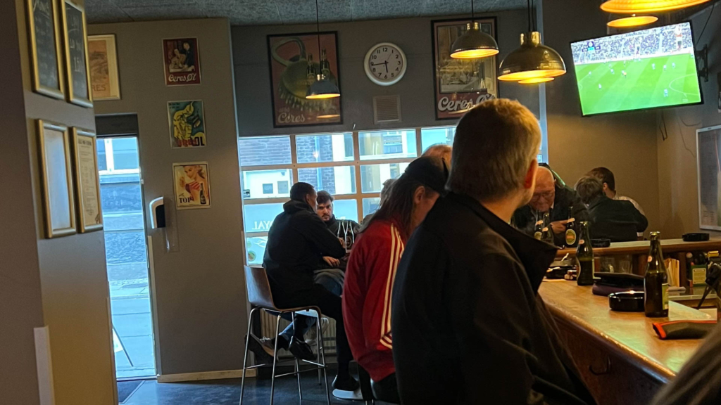 P&aelig;nt med g&aelig;ster i baren Hos Anton