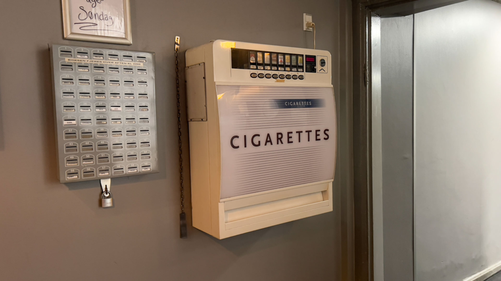 En gammel cigaretautomat Hos Anton