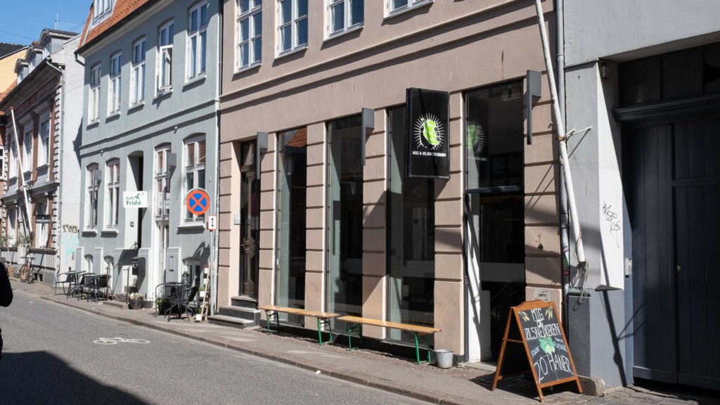 Mig & &Oslash;lsnedkeren set udefra gaden