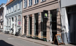 Mig & Ølsnedkeren set udefra gaden