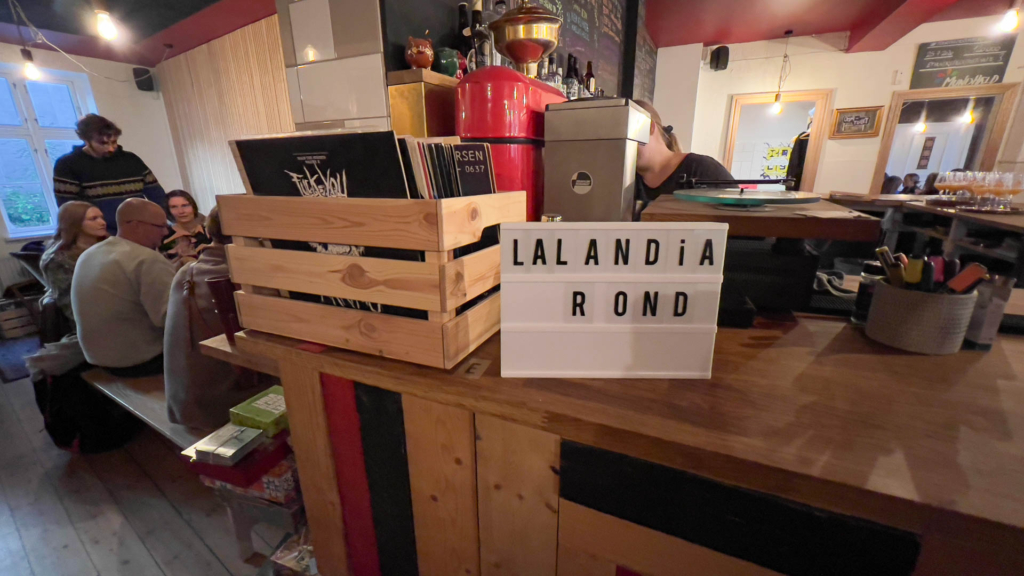 Pladespilleren og en stak lp'er hos Mundh&aelig;ld i &Aring;rhus
