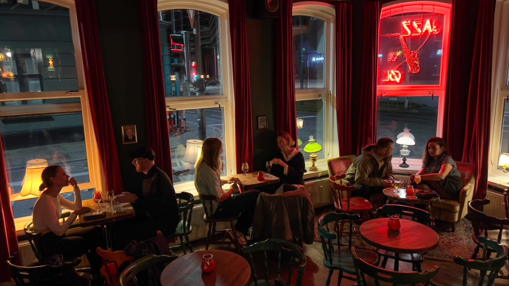 Det store lokale hos Erlings Jazz- og &Oslash;lbar