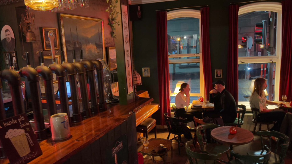 &Oslash;lhanerne hos Erlings Jazz- og &Oslash;lbar