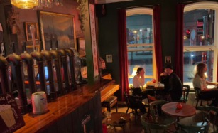 Ølhanerne hos Erlings Jazz- og Ølbar