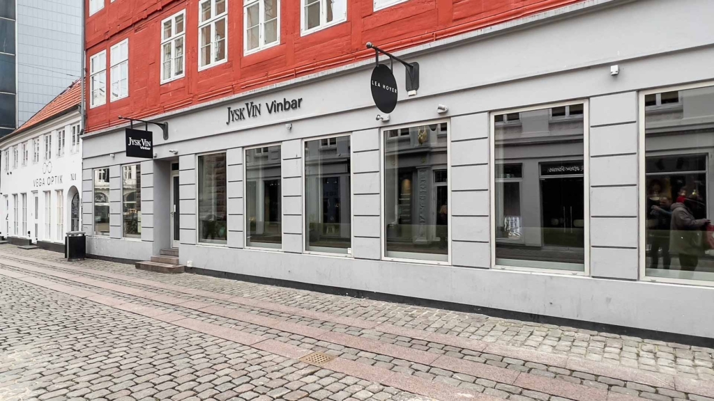 Vi er i Vestergade og udenfor Jysk Vin Vinbar