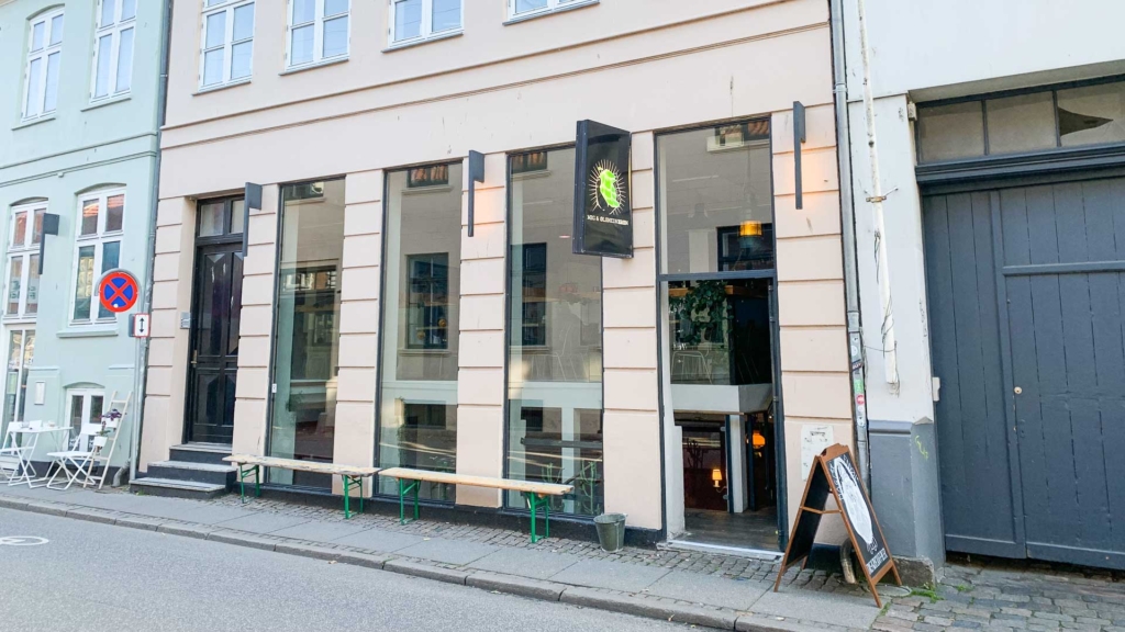 Mig & &Oslash;lsnedkeren set fra Mejlgade af