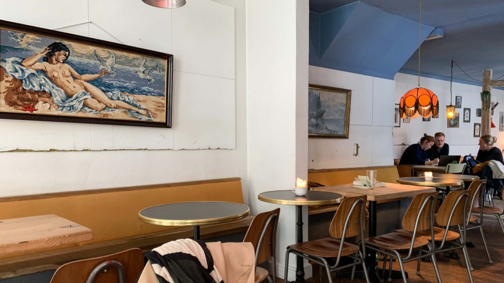 De sm&aring; caf&eacute;borde hos Mig & &Oslash;lsnedkeren