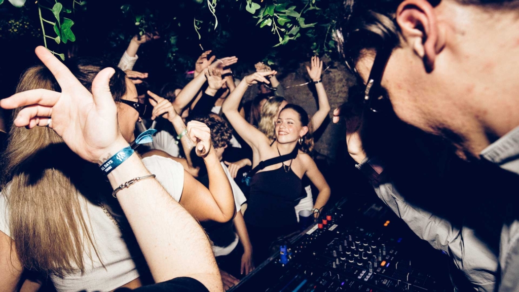 S&aring; er der gang i festen p&aring; dansegulvet hos PV &ndash; Kaffe & Cocktails