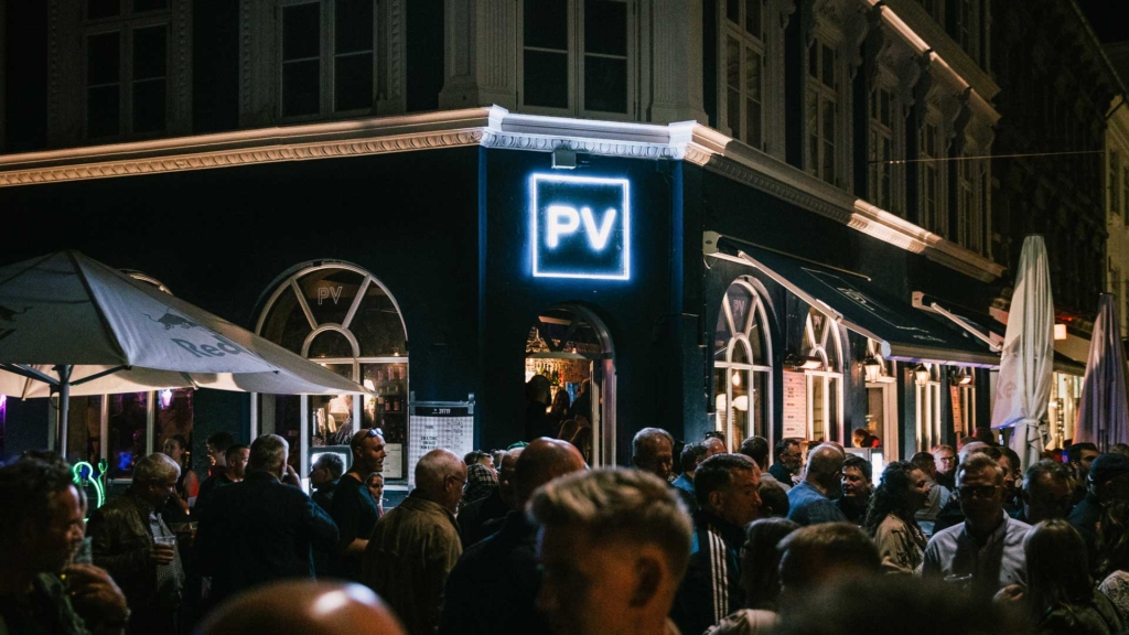 Der er af og til mange g&aelig;ster ved PV &ndash; Kaffe & Cocktails - her ser man der er mere end fuld hus.