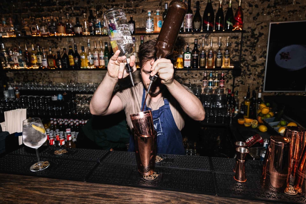 En af bartenderne hos PV &ndash; Kaffe & Cocktails g&aring;r amok med flaskerne